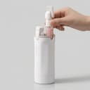 4-in-1 Reiseflaschen-Set – Sprühflasche wird in den Reisebehälter eingesetzt